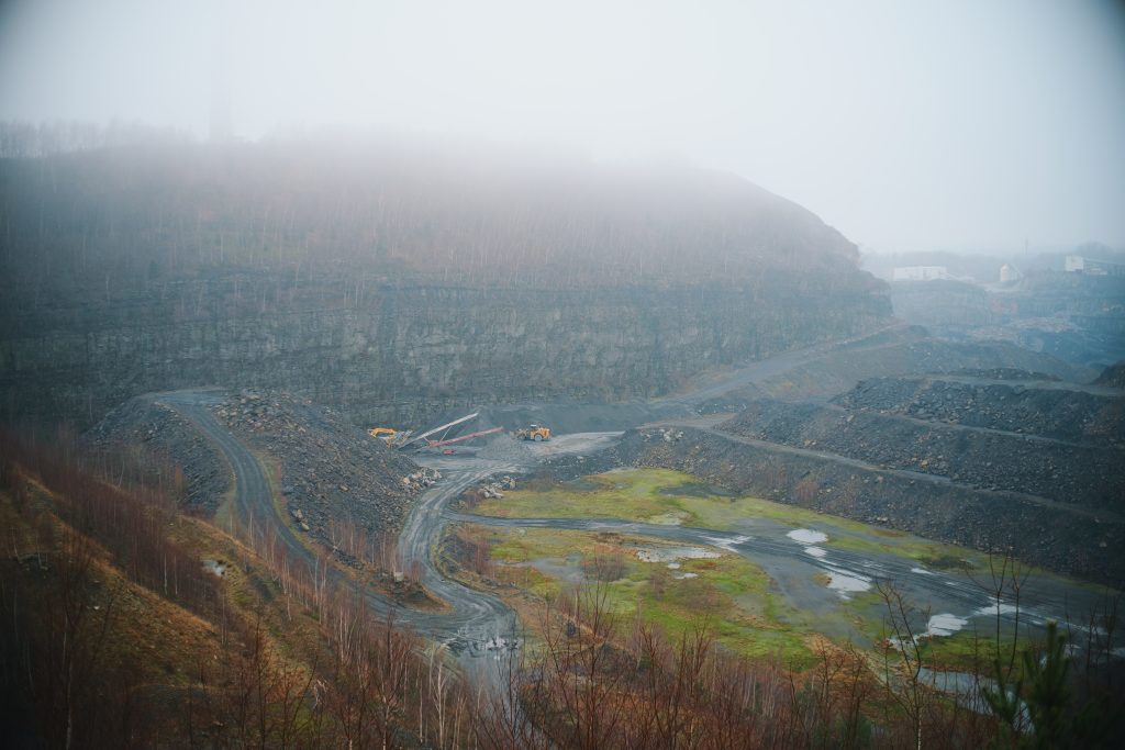 Bagger im Nebel im Steinbruch Piesberg. Wallenhorst / Osnabrück